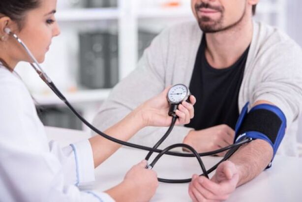 doctor measures blood pressure in hypertension